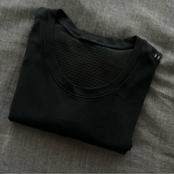 *SOLD on Mercari* Lululemon Metal Vent Breathe Short Sleeve in Black - Picture 5 of 8
